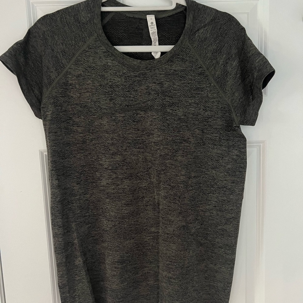 Grey patterned Lululemon Swiftly Tech Top